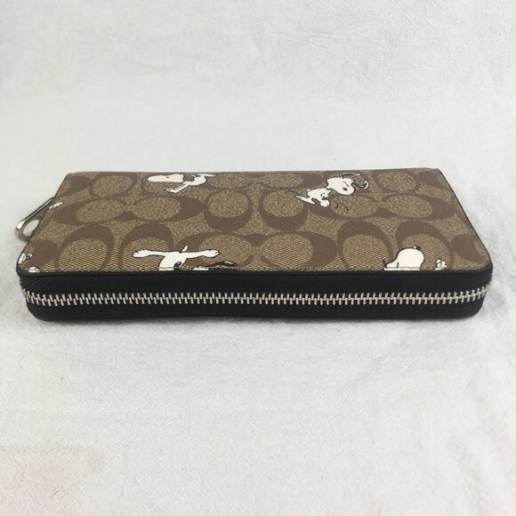 Coach x Peanuts Snoopy Wristlet Wallet - Picture 4 of 9